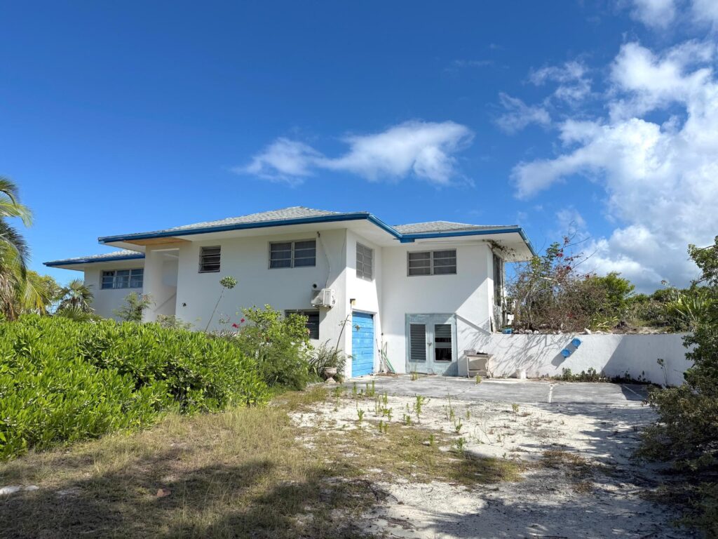 2/1 HOME   POOL/GARAGE