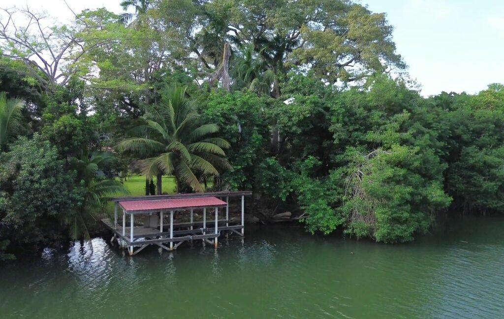 HL – Riverfront residence in Sittee River, Belize